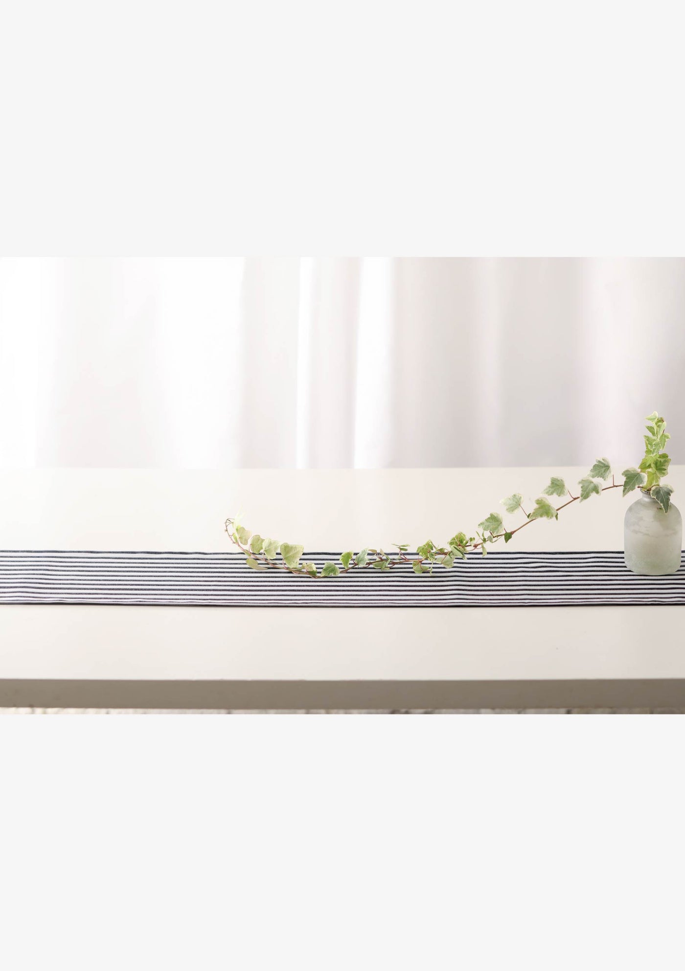 テーブルランナー「無彩リフレイン」に植物を置いた様子