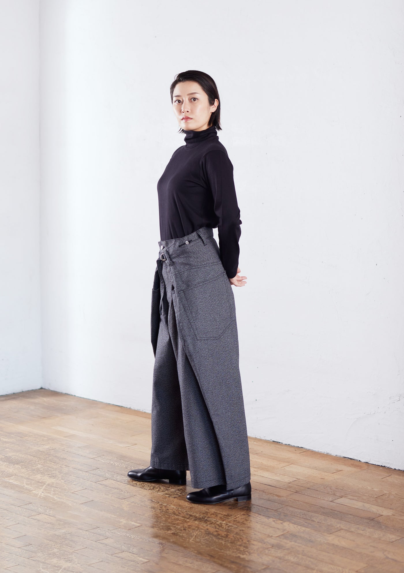 小倉デニムを女性モデルが着用